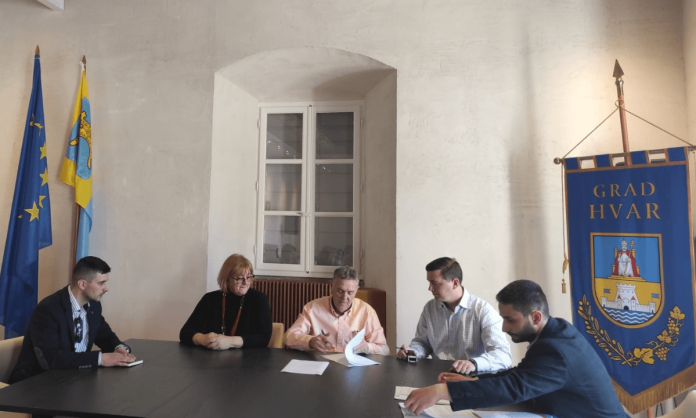 potpisivanje ugovora Hvar (2) (1)