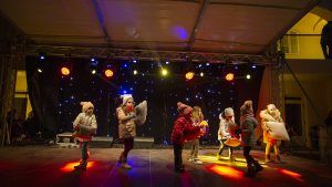 ADVENT U PALAČI Uz atraktivne nastupe KUC-a i prigodne note Suhopoljskih tamburaša u Virovitici upaljena svijeća radosti 11 MG 4701