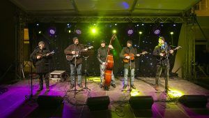 ADVENT U PALAČI Uz atraktivne nastupe KUC-a i prigodne note Suhopoljskih tamburaša u Virovitici upaljena svijeća radosti 19 MG 4779