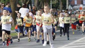 FOTOGALERIJA Ulična utrka “Virovitica 1234 – Doživjeti stotu”: Oko 800 trkača preplavilo centar Virovitice 22 MG 3261 Custom