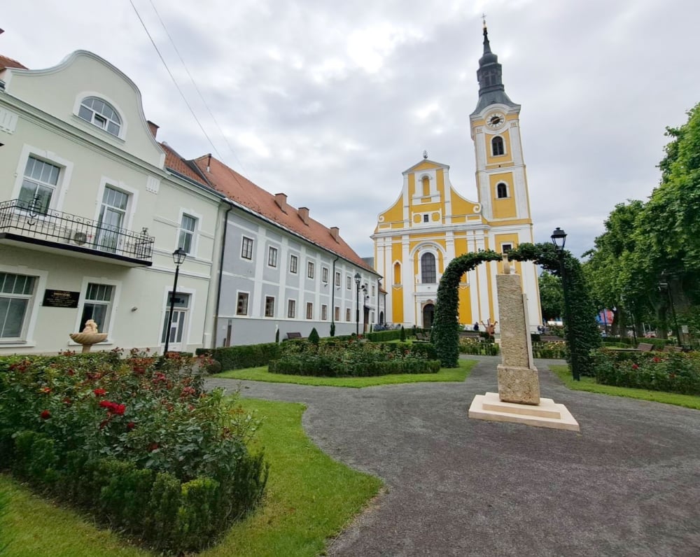 Virovitičani i turisti uživaju u Franjevačkom parku: Postao je raskošna oaza odmora u srcu Virovitice 2 viber slika 2024 06 13 08 58 10 649