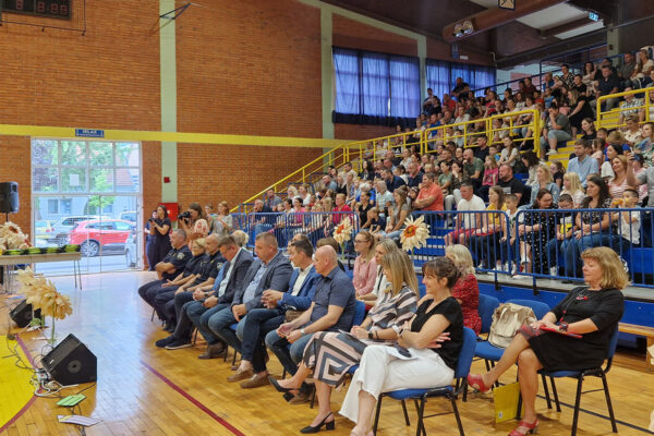 Povratak u školske klupe: Pred prvašićima novo životno poglavlje, mnogo uspjeha u učenju poželio im je gradonačelnik Ivica Kirin 14 20240909 101638