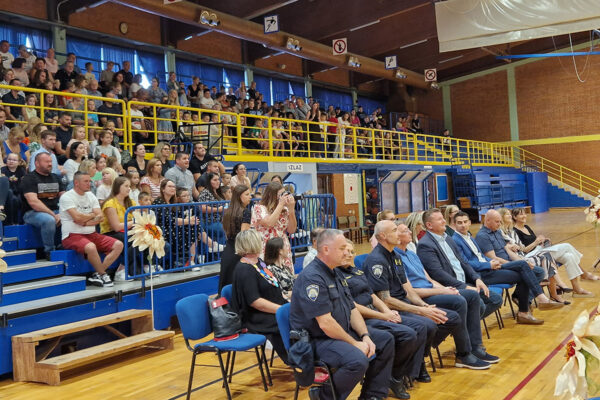 Povratak u školske klupe: Pred prvašićima novo životno poglavlje, mnogo uspjeha u učenju poželio im je gradonačelnik Ivica Kirin 21 20240909 102259