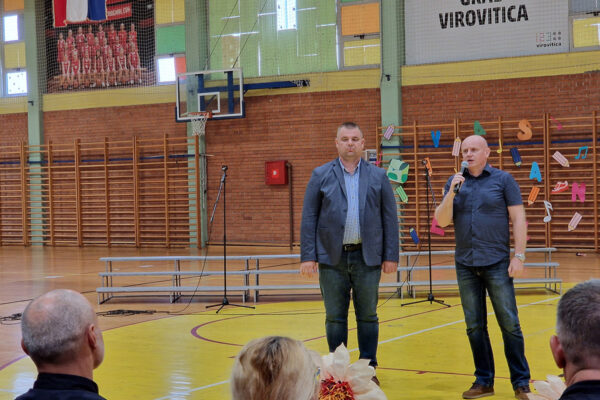 Povratak u školske klupe: Pred prvašićima novo životno poglavlje, mnogo uspjeha u učenju poželio im je gradonačelnik Ivica Kirin 25 20240909 102858