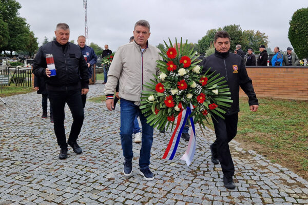Polaganjem vijenaca i paljenjem lampiona započelo obilježavanje 33. obljetnice oslobađanja virovitičke vojarne 1 20240917 083644