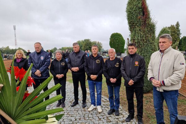 Polaganjem vijenaca i paljenjem lampiona započelo obilježavanje 33. obljetnice oslobađanja virovitičke vojarne 2 20240917 083716
