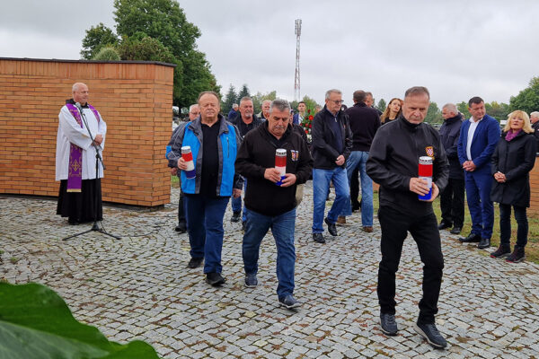 Polaganjem vijenaca i paljenjem lampiona započelo obilježavanje 33. obljetnice oslobađanja virovitičke vojarne 5 20240917 083822