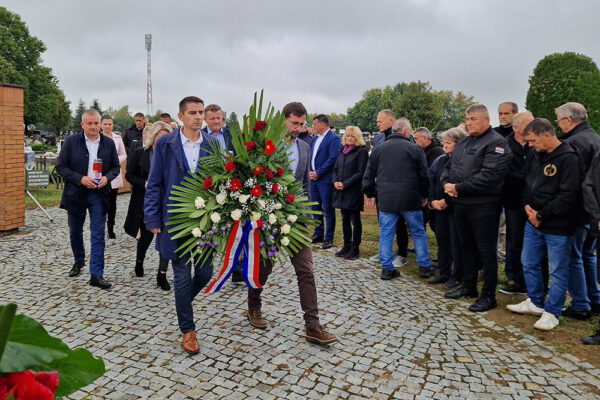 Polaganjem vijenaca i paljenjem lampiona započelo obilježavanje 33. obljetnice oslobađanja virovitičke vojarne 7 20240917 083854