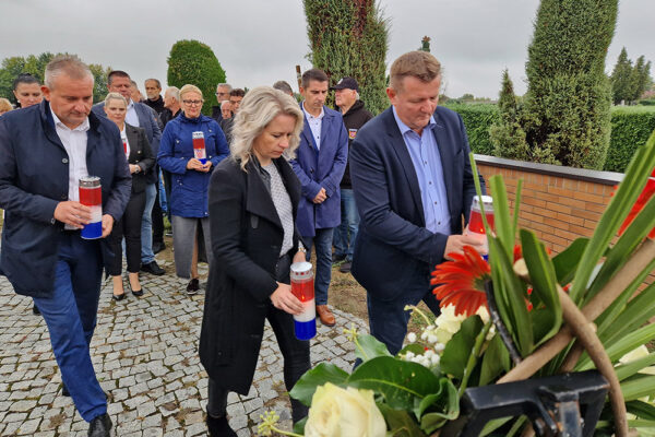 Polaganjem vijenaca i paljenjem lampiona započelo obilježavanje 33. obljetnice oslobađanja virovitičke vojarne 8 20240917 083909