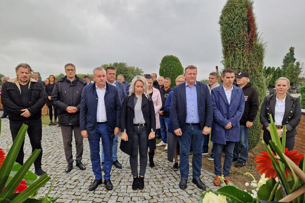 Polaganjem vijenaca i paljenjem lampiona započelo obilježavanje 33. obljetnice oslobađanja virovitičke vojarne 9 20240917 083927
