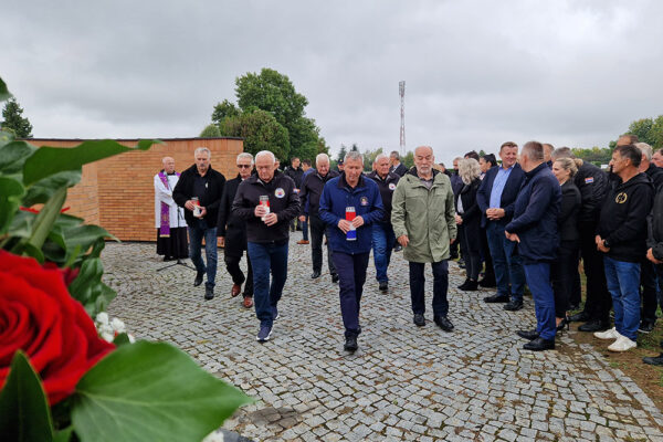 Polaganjem vijenaca i paljenjem lampiona započelo obilježavanje 33. obljetnice oslobađanja virovitičke vojarne 10 20240917 083948