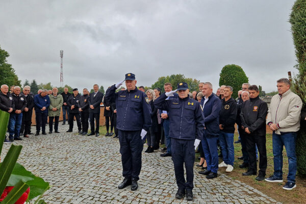 Polaganjem vijenaca i paljenjem lampiona započelo obilježavanje 33. obljetnice oslobađanja virovitičke vojarne 12 20240917 0840360