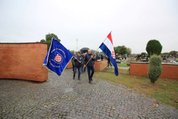 Polaganjem vijenca i paljenjem svijeća obilježena 33. obljetnica oslobađanja vojnog skladišta Šištat kraj Virovitice 1 IMG 0156 1200x800