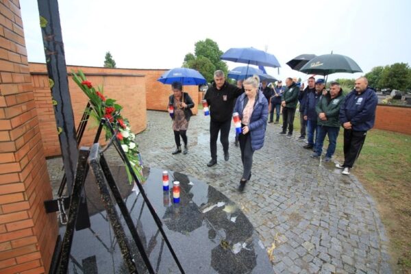 Polaganjem vijenca i paljenjem svijeća obilježena 33. obljetnica oslobađanja vojnog skladišta Šištat kraj Virovitice 4 IMG 0160 1200x800