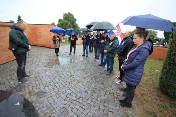Polaganjem vijenca i paljenjem svijeća obilježena 33. obljetnica oslobađanja vojnog skladišta Šištat kraj Virovitice 6 IMG 0162 1200x800