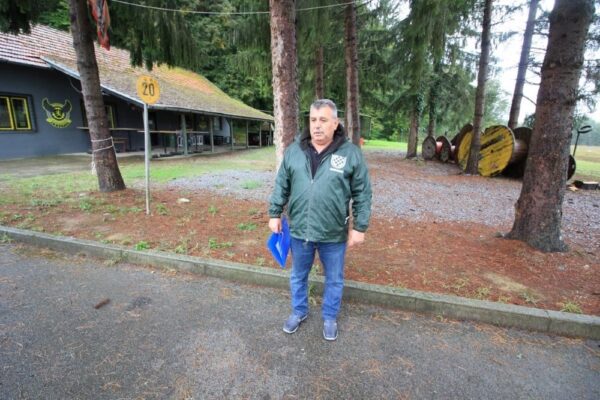 Polaganjem vijenca i paljenjem svijeća obilježena 33. obljetnica oslobađanja vojnog skladišta Šištat kraj Virovitice 7 IMG 0165 1200x800