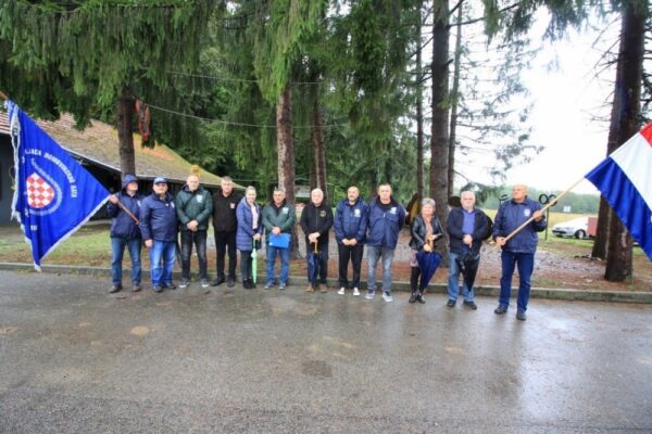 Polaganjem vijenca i paljenjem svijeća obilježena 33. obljetnica oslobađanja vojnog skladišta Šištat kraj Virovitice 14 IMG 0180 1200x800