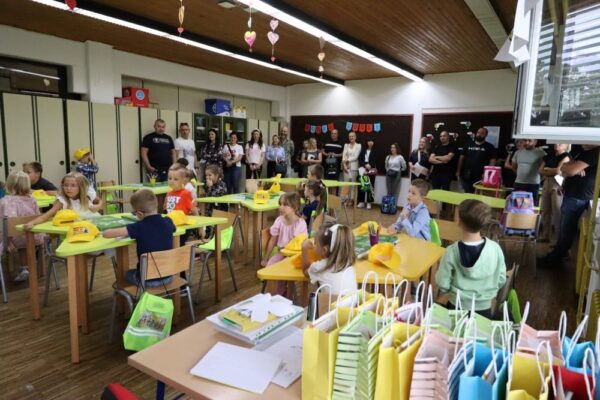 Povratak u školske klupe: Pred prvašićima novo životno poglavlje, mnogo uspjeha u učenju poželio im je gradonačelnik Ivica Kirin 43 IMG 1435 Custom