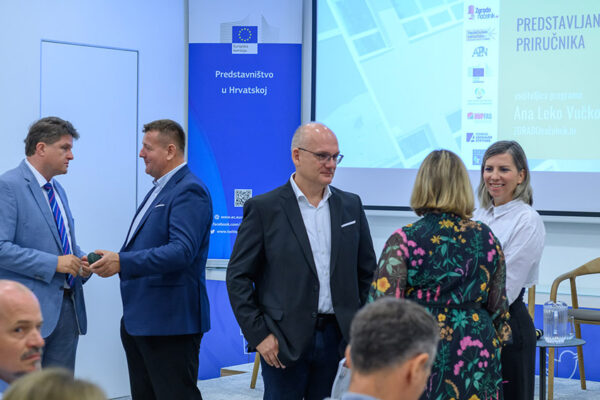 Predstavljen Priručnik za energetsku obnovu zgrada javnog sektora: Javne zgrade moraju biti predvodnik (energetske) obnove 1 THuha 2024 09 24 DSC 1592 Produkt Predstavljanje prirucnika za en obnv Full HD