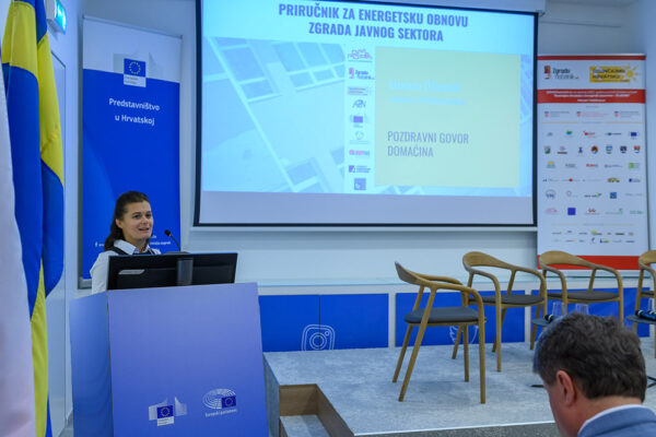 Predstavljen Priručnik za energetsku obnovu zgrada javnog sektora: Javne zgrade moraju biti predvodnik (energetske) obnove 5 THuha 2024 09 24 DSC 1618 Produkt Predstavljanje prirucnika za en obnv Full HD