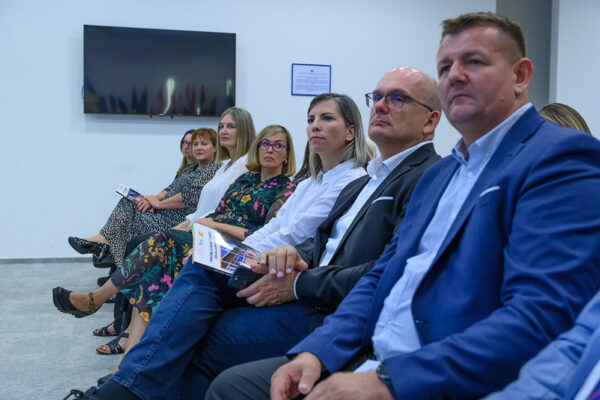 Predstavljen Priručnik za energetsku obnovu zgrada javnog sektora: Javne zgrade moraju biti predvodnik (energetske) obnove 7 THuha 2024 09 24 DSC 1633 Produkt Predstavljanje prirucnika za en obnv Full HD