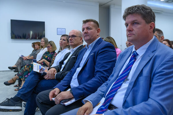 Predstavljen Priručnik za energetsku obnovu zgrada javnog sektora: Javne zgrade moraju biti predvodnik (energetske) obnove 8 THuha 2024 09 24 DSC 1636 Produkt Predstavljanje prirucnika za en obnv Full HD