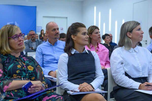 Predstavljen Priručnik za energetsku obnovu zgrada javnog sektora: Javne zgrade moraju biti predvodnik (energetske) obnove 11 THuha 2024 09 24 DSC 1644 Produkt Predstavljanje prirucnika za en obnv Full HD