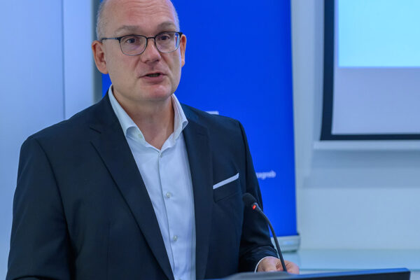Predstavljen Priručnik za energetsku obnovu zgrada javnog sektora: Javne zgrade moraju biti predvodnik (energetske) obnove 12 THuha 2024 09 24 DSC 1653 Produkt Predstavljanje prirucnika za en obnv Full HD