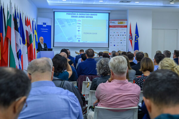 Predstavljen Priručnik za energetsku obnovu zgrada javnog sektora: Javne zgrade moraju biti predvodnik (energetske) obnove 13 THuha 2024 09 24 DSC 1655 Produkt Predstavljanje prirucnika za en obnv Full HD