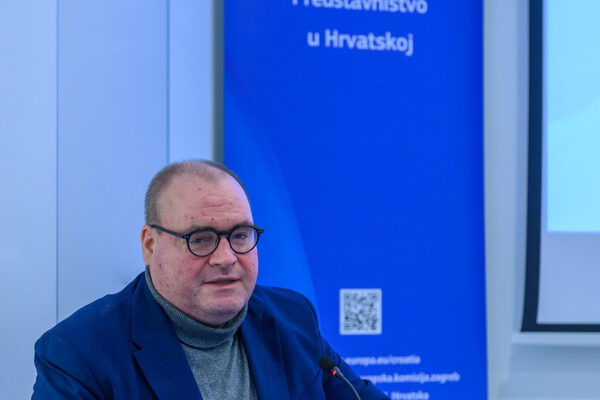 Predstavljen Priručnik za energetsku obnovu zgrada javnog sektora: Javne zgrade moraju biti predvodnik (energetske) obnove 15 THuha 2024 09 24 DSC 1671 Produkt Predstavljanje prirucnika za en obnv Full HD