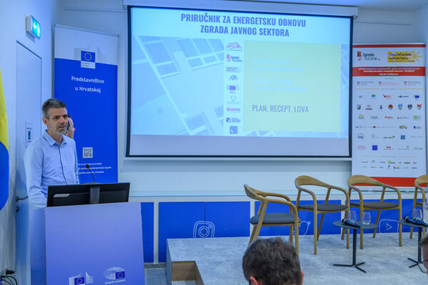 Predstavljen Priručnik za energetsku obnovu zgrada javnog sektora: Javne zgrade moraju biti predvodnik (energetske) obnove 17 THuha 2024 09 24 DSC 1689 Produkt Predstavljanje prirucnika za en obnv Full HD