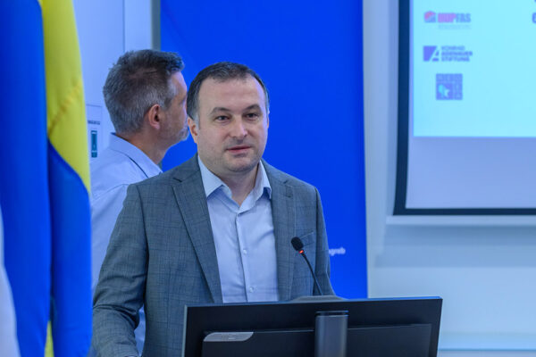 Predstavljen Priručnik za energetsku obnovu zgrada javnog sektora: Javne zgrade moraju biti predvodnik (energetske) obnove 19 THuha 2024 09 24 DSC 1698 Produkt Predstavljanje prirucnika za en obnv Full HD