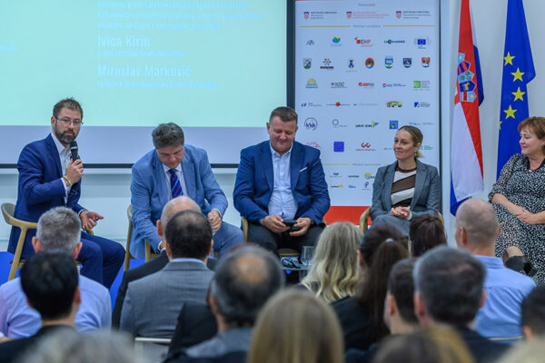 Predstavljen Priručnik za energetsku obnovu zgrada javnog sektora: Javne zgrade moraju biti predvodnik (energetske) obnove 20 THuha 2024 09 24 DSC 1710 Produkt Predstavljanje prirucnika za en obnv Full HD