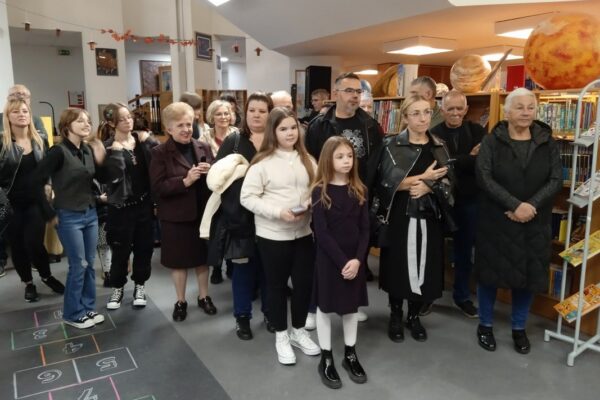 U Gradskoj knjižnici i čitaonici Virovitica otvorena izložba: Izloženo 60 radova polaznika Škole crtanja i slikanja “Paleta” 3 1729618749252 1067x800