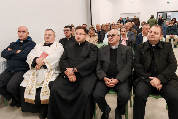 Mjesto susreta, molitve i rasta u vjeri i znanju: Otvorena obnovljena Dvorana sv. Franje u sklopu kompleksa Župne crkve sv. Roka u Virovitici 3 461870773 930611159098900 6050794619086546511 n