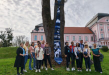 Učenice COOR-a Virovitica izradile 5 metara dugu kravatu koju građani mogu vidjeti u Gradskom parku