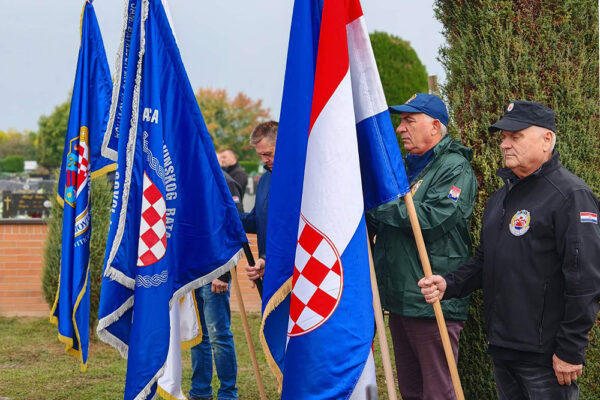 Na Gradskom groblju u Virovitici mnogobrojna izaslanstva prisjetila su se legendarne 127. brigade HV-a koja obilježava 33. obljetnicu osnutka te svih onih koji su dali živote za jedinu nam Domovinu 1 viber slika 2024 10 02 11 53 27 245