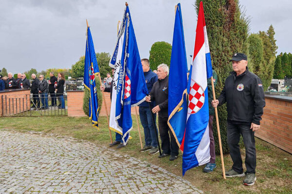Na Gradskom groblju u Virovitici mnogobrojna izaslanstva prisjetila su se legendarne 127. brigade HV-a koja obilježava 33. obljetnicu osnutka te svih onih koji su dali živote za jedinu nam Domovinu 3 viber slika 2024 10 02 11 53 27 296