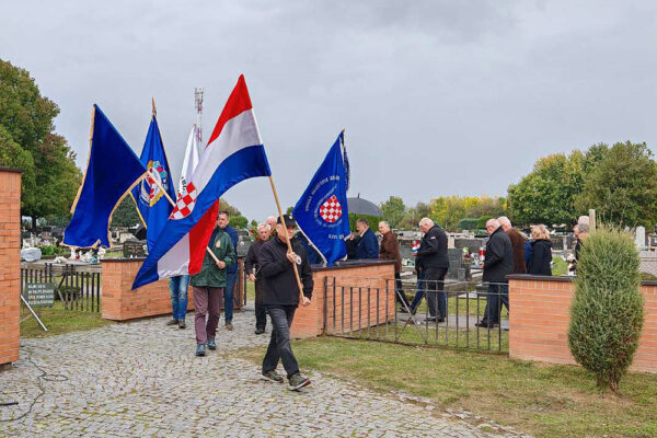 Na Gradskom groblju u Virovitici mnogobrojna izaslanstva prisjetila su se legendarne 127. brigade HV-a koja obilježava 33. obljetnicu osnutka te svih onih koji su dali živote za jedinu nam Domovinu 4 viber slika 2024 10 02 11 53 27 533