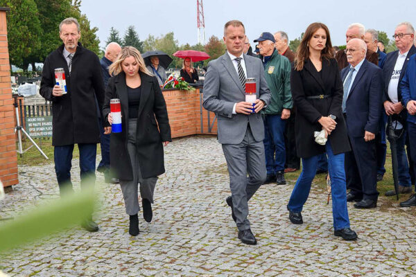 Na Gradskom groblju u Virovitici mnogobrojna izaslanstva prisjetila su se legendarne 127. brigade HV-a koja obilježava 33. obljetnicu osnutka te svih onih koji su dali živote za jedinu nam Domovinu 5 viber slika 2024 10 02 11 53 44 952