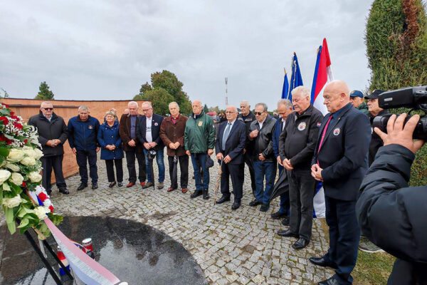 Na Gradskom groblju u Virovitici mnogobrojna izaslanstva prisjetila su se legendarne 127. brigade HV-a koja obilježava 33. obljetnicu osnutka te svih onih koji su dali živote za jedinu nam Domovinu 6 viber slika 2024 10 02 11 53 44 979