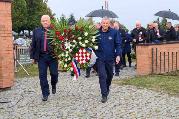 Na Gradskom groblju u Virovitici mnogobrojna izaslanstva prisjetila su se legendarne 127. brigade HV-a koja obilježava 33. obljetnicu osnutka te svih onih koji su dali živote za jedinu nam Domovinu 7 viber slika 2024 10 02 11 53 45 178