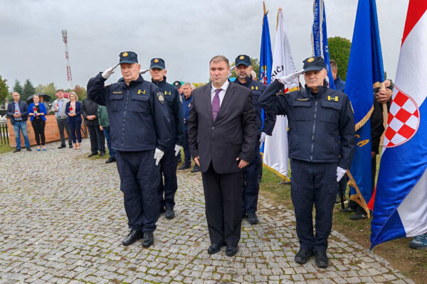 Na Gradskom groblju u Virovitici mnogobrojna izaslanstva prisjetila su se legendarne 127. brigade HV-a koja obilježava 33. obljetnicu osnutka te svih onih koji su dali živote za jedinu nam Domovinu 8 viber slika 2024 10 02 11 54 01 861