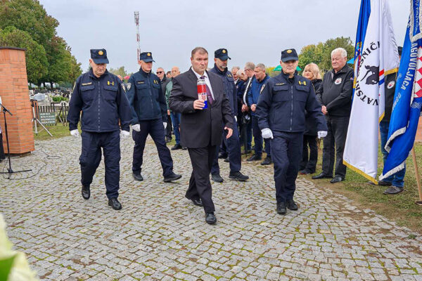 Na Gradskom groblju u Virovitici mnogobrojna izaslanstva prisjetila su se legendarne 127. brigade HV-a koja obilježava 33. obljetnicu osnutka te svih onih koji su dali živote za jedinu nam Domovinu 9 viber slika 2024 10 02 11 54 01 928