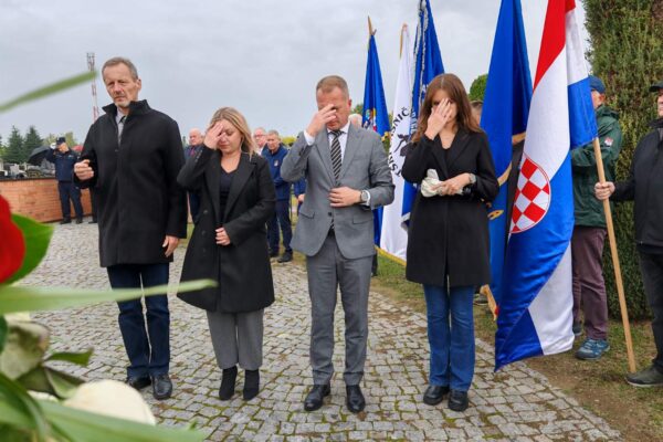 Na Gradskom groblju u Virovitici mnogobrojna izaslanstva prisjetila su se legendarne 127. brigade HV-a koja obilježava 33. obljetnicu osnutka te svih onih koji su dali živote za jedinu nam Domovinu 10 viber slika 2024 10 02 11 54 02 146