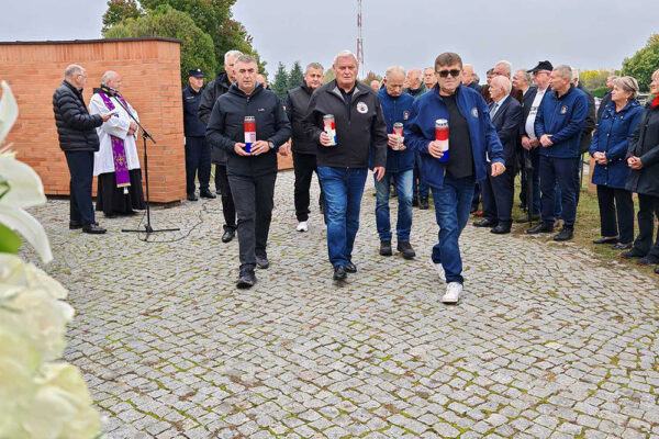 Na Gradskom groblju u Virovitici mnogobrojna izaslanstva prisjetila su se legendarne 127. brigade HV-a koja obilježava 33. obljetnicu osnutka te svih onih koji su dali živote za jedinu nam Domovinu 12 viber slika 2024 10 02 11 54 15 618