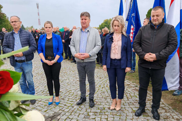 Na Gradskom groblju u Virovitici mnogobrojna izaslanstva prisjetila su se legendarne 127. brigade HV-a koja obilježava 33. obljetnicu osnutka te svih onih koji su dali živote za jedinu nam Domovinu 13 viber slika 2024 10 02 11 54 15 629