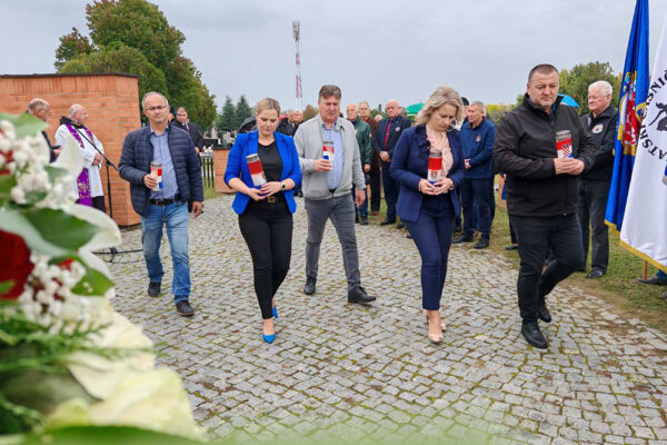 Na Gradskom groblju u Virovitici mnogobrojna izaslanstva prisjetila su se legendarne 127. brigade HV-a koja obilježava 33. obljetnicu osnutka te svih onih koji su dali živote za jedinu nam Domovinu 14 viber slika 2024 10 02 11 54 15 957