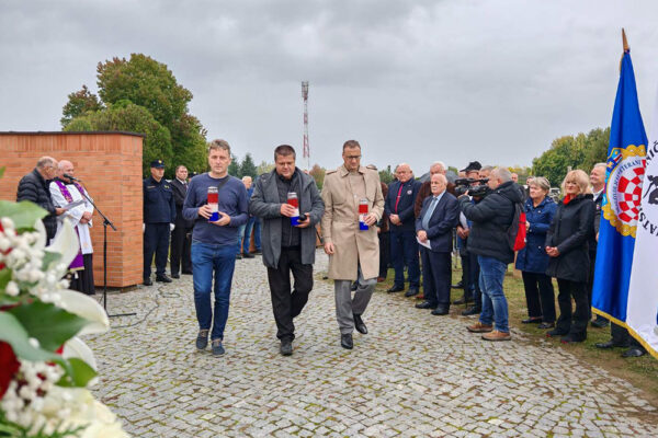 Na Gradskom groblju u Virovitici mnogobrojna izaslanstva prisjetila su se legendarne 127. brigade HV-a koja obilježava 33. obljetnicu osnutka te svih onih koji su dali živote za jedinu nam Domovinu 15 viber slika 2024 10 02 11 54 28 322