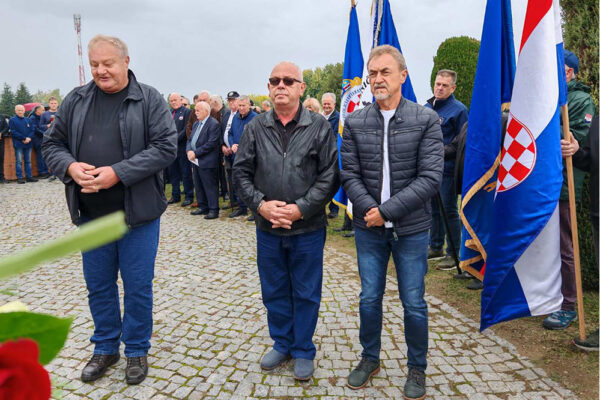 Na Gradskom groblju u Virovitici mnogobrojna izaslanstva prisjetila su se legendarne 127. brigade HV-a koja obilježava 33. obljetnicu osnutka te svih onih koji su dali živote za jedinu nam Domovinu 16 viber slika 2024 10 02 11 54 28 337